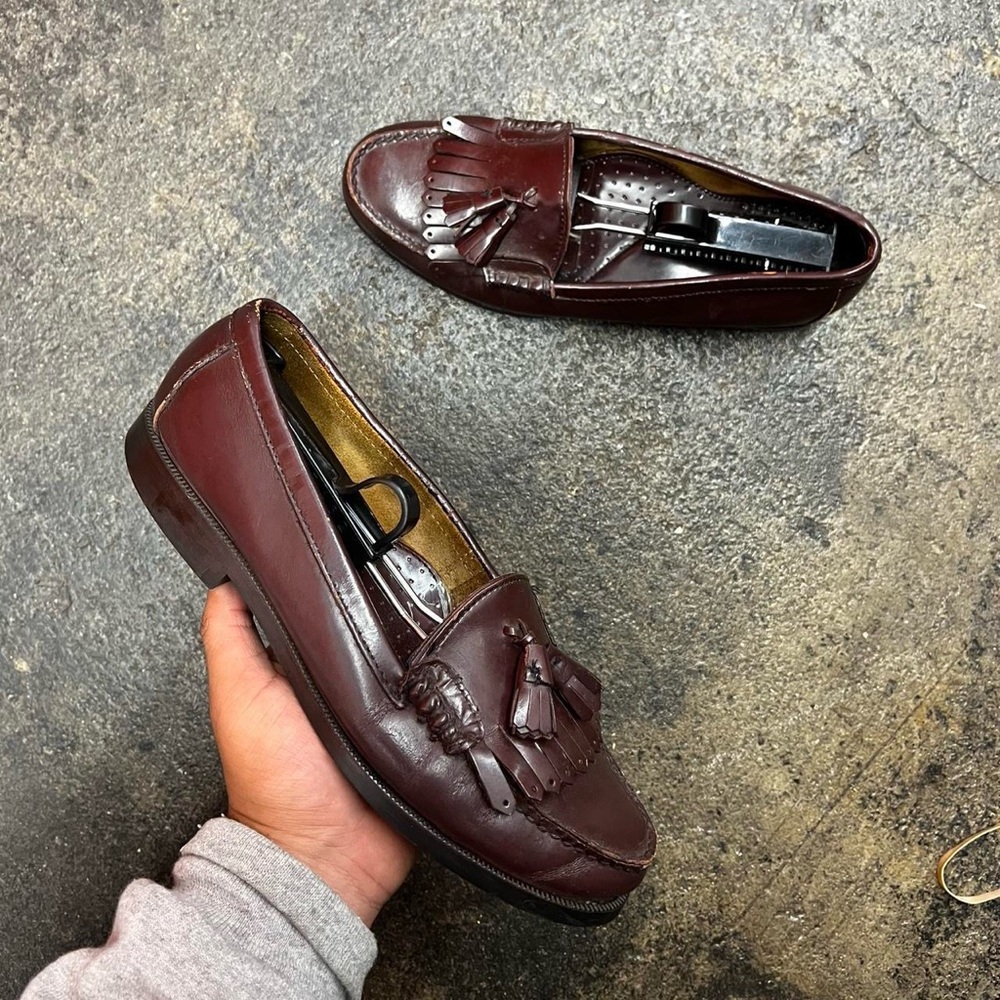 Vtg 90’s G.H Bass Burgundy Red leather tassel loafers with a sleek design sz 8.5